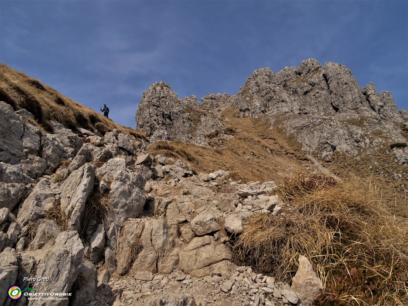 23 Due passi sulla linea di cresta ad ammirare i panorami ...nuovi per me.JPG